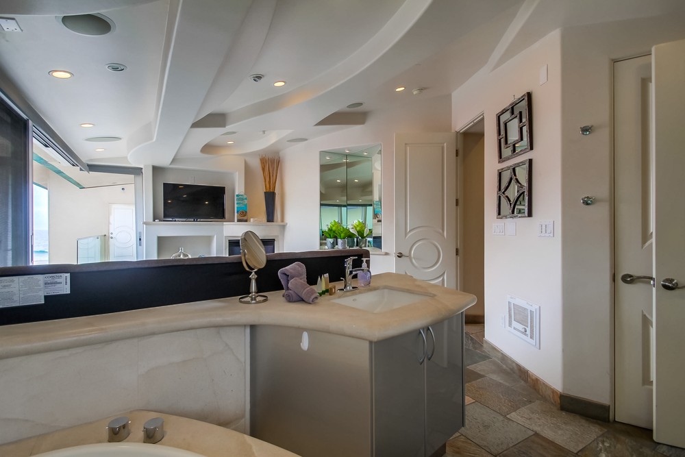 Virtual tour photo 33 of 38 for 3443 Ocean Front Walk i