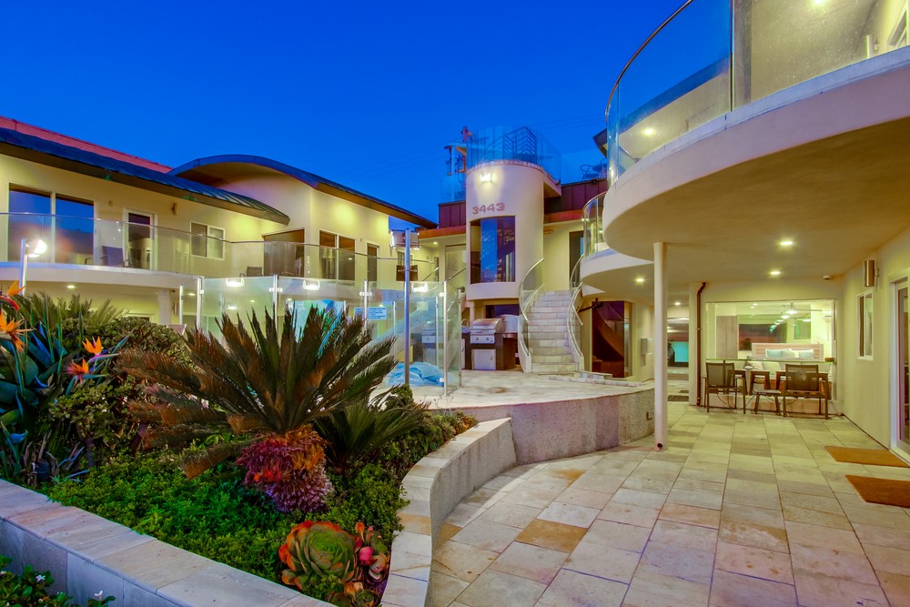 Virtual tour photo 4 of 37 for 3443 Ocean Front Walk Unit D