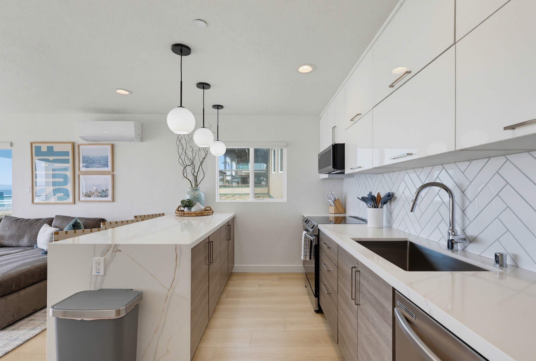 Virtual tour photo 18 of 53 for 3449 Ocean Front Walk