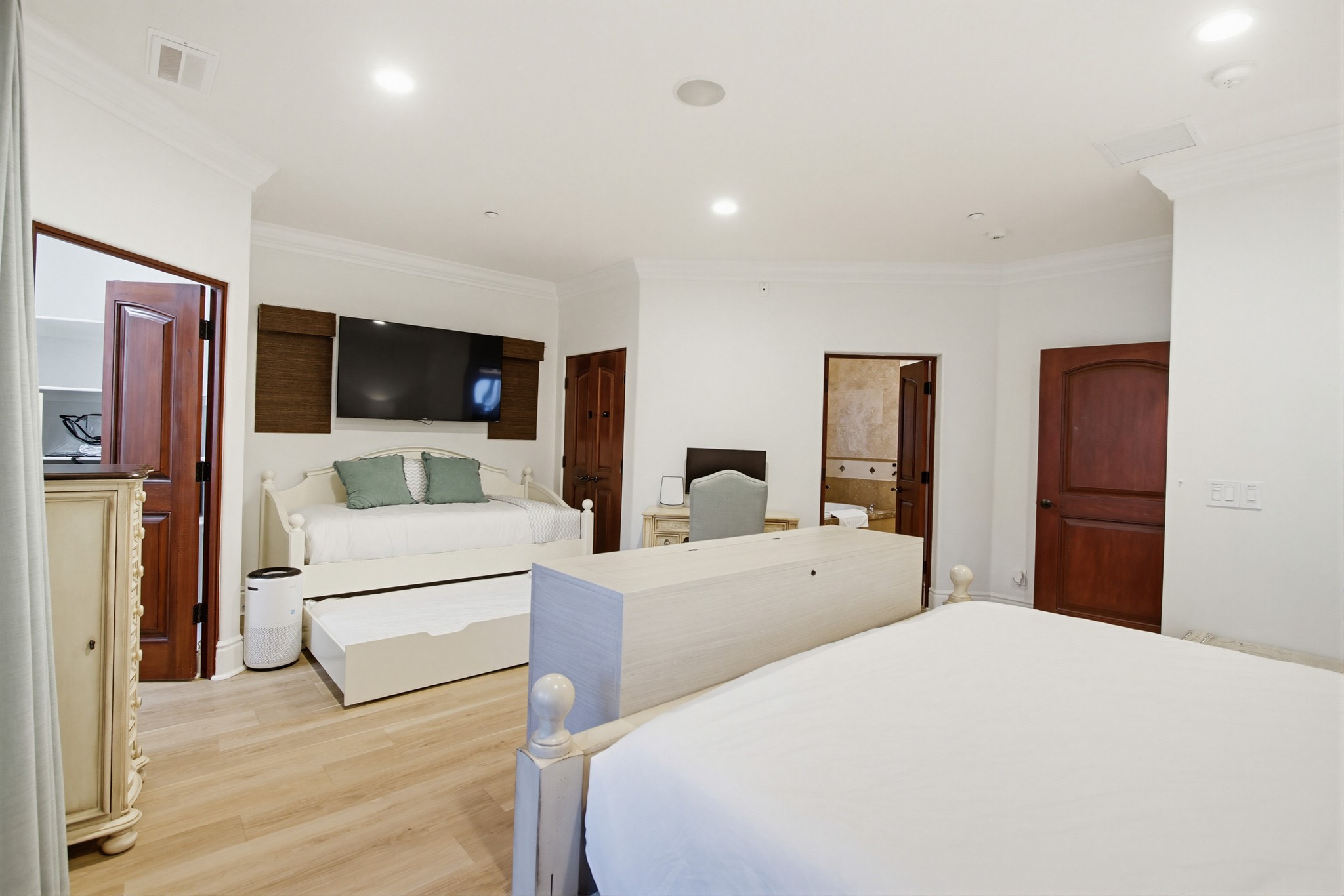 Virtual tour photo 85 of 248 for Casa Del Lago