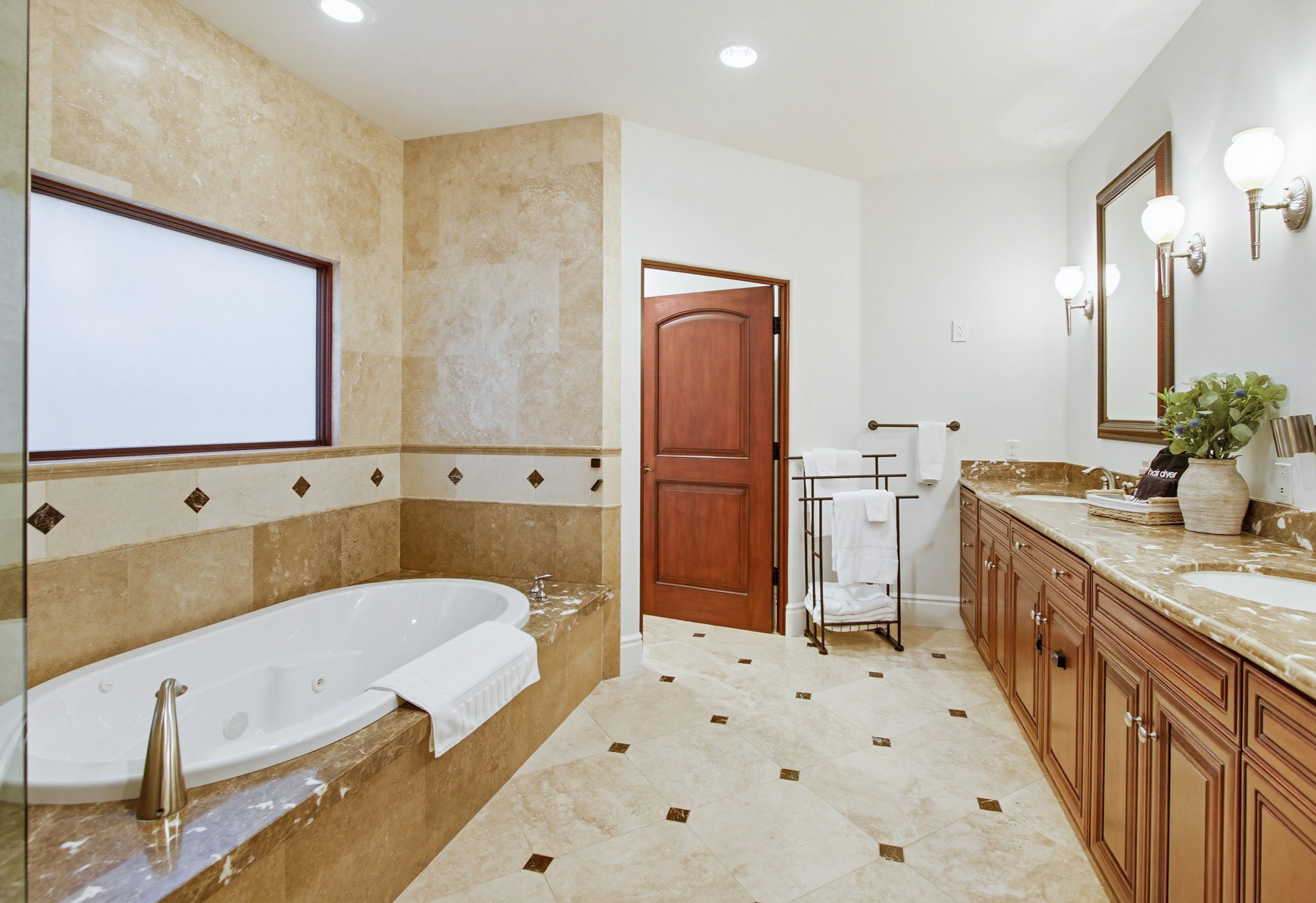 Virtual tour photo 86 of 248 for Casa Del Lago