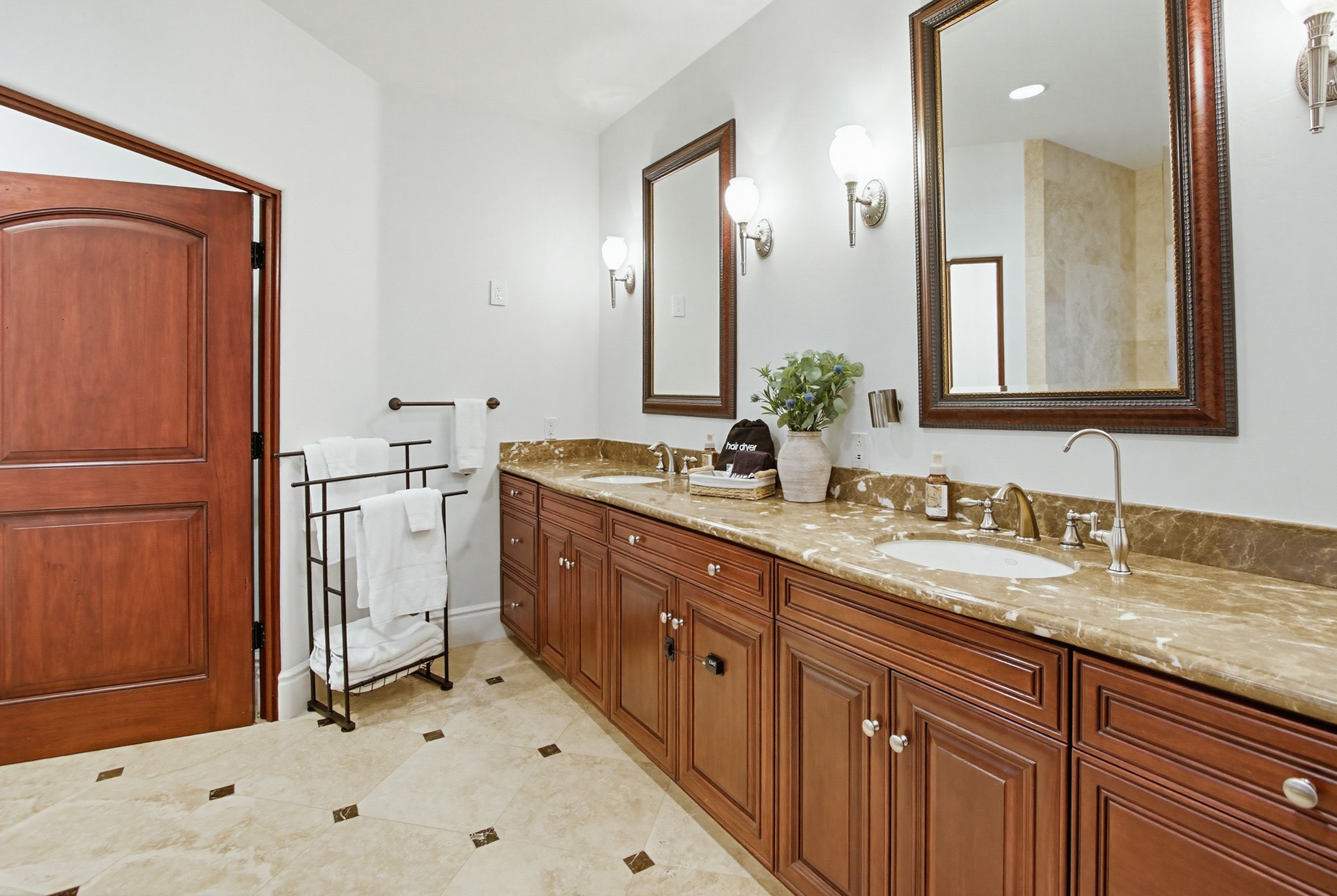 Virtual tour photo 88 of 248 for Casa Del Lago
