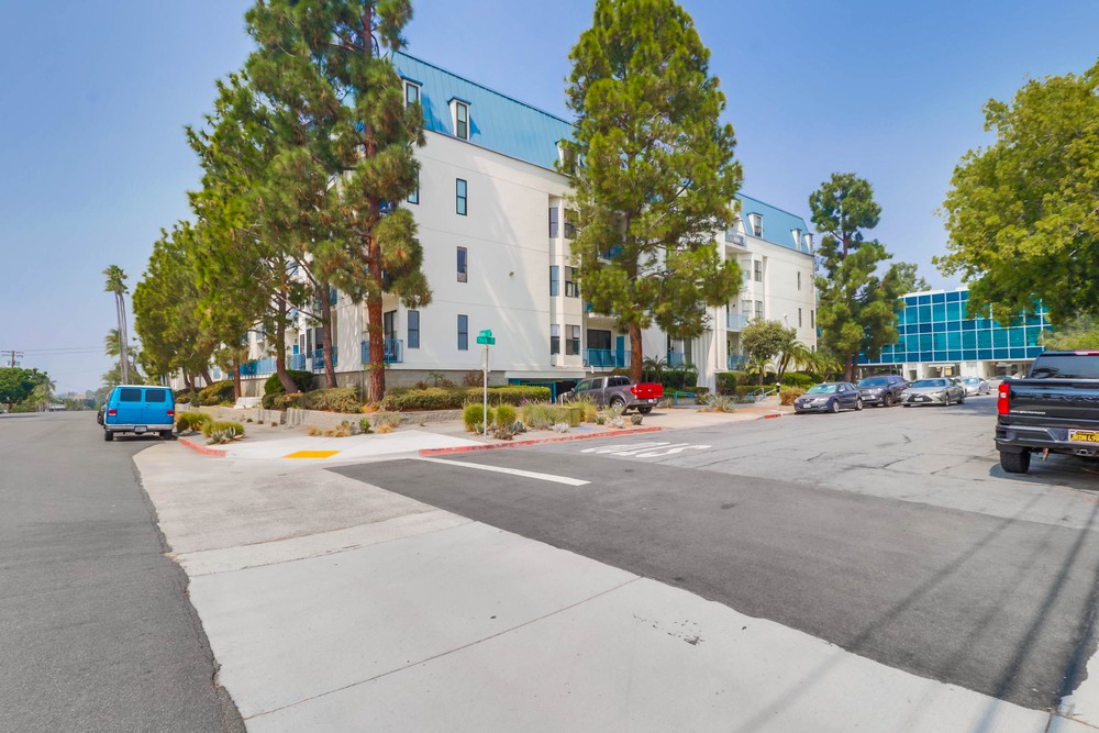 Virtual tour photo 1 of 44 for 3450 Third Ave #401