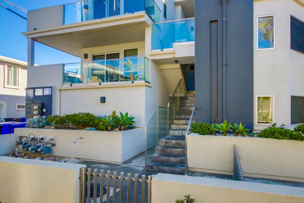 Virtual tour photo 4 of 61 for 3545 Ocean Front Walk