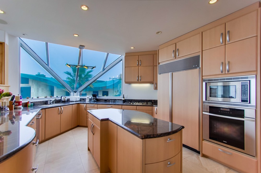 Virtual tour photo 14 of 44 for 3545 Ocean Front Walk