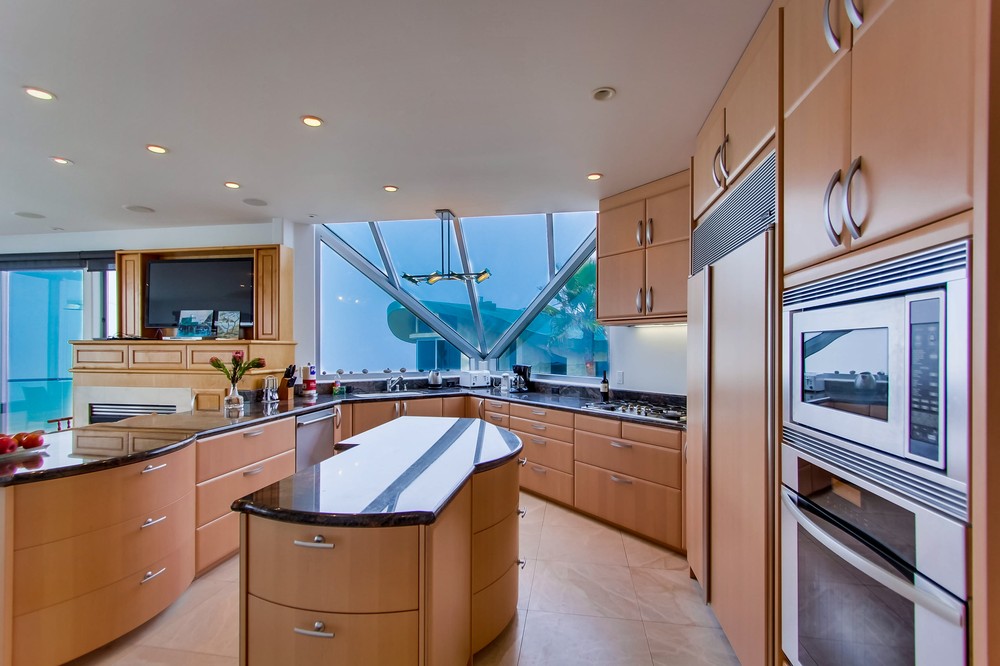 Virtual tour photo 15 of 44 for 3545 Ocean Front Walk