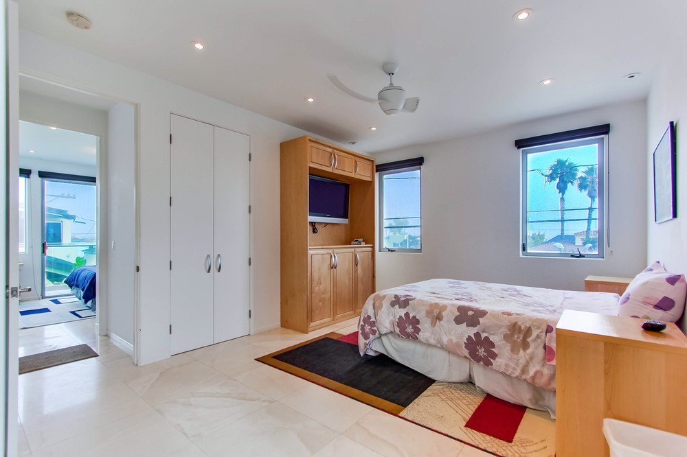 Virtual tour photo 28 of 44 for 3545 Ocean Front Walk