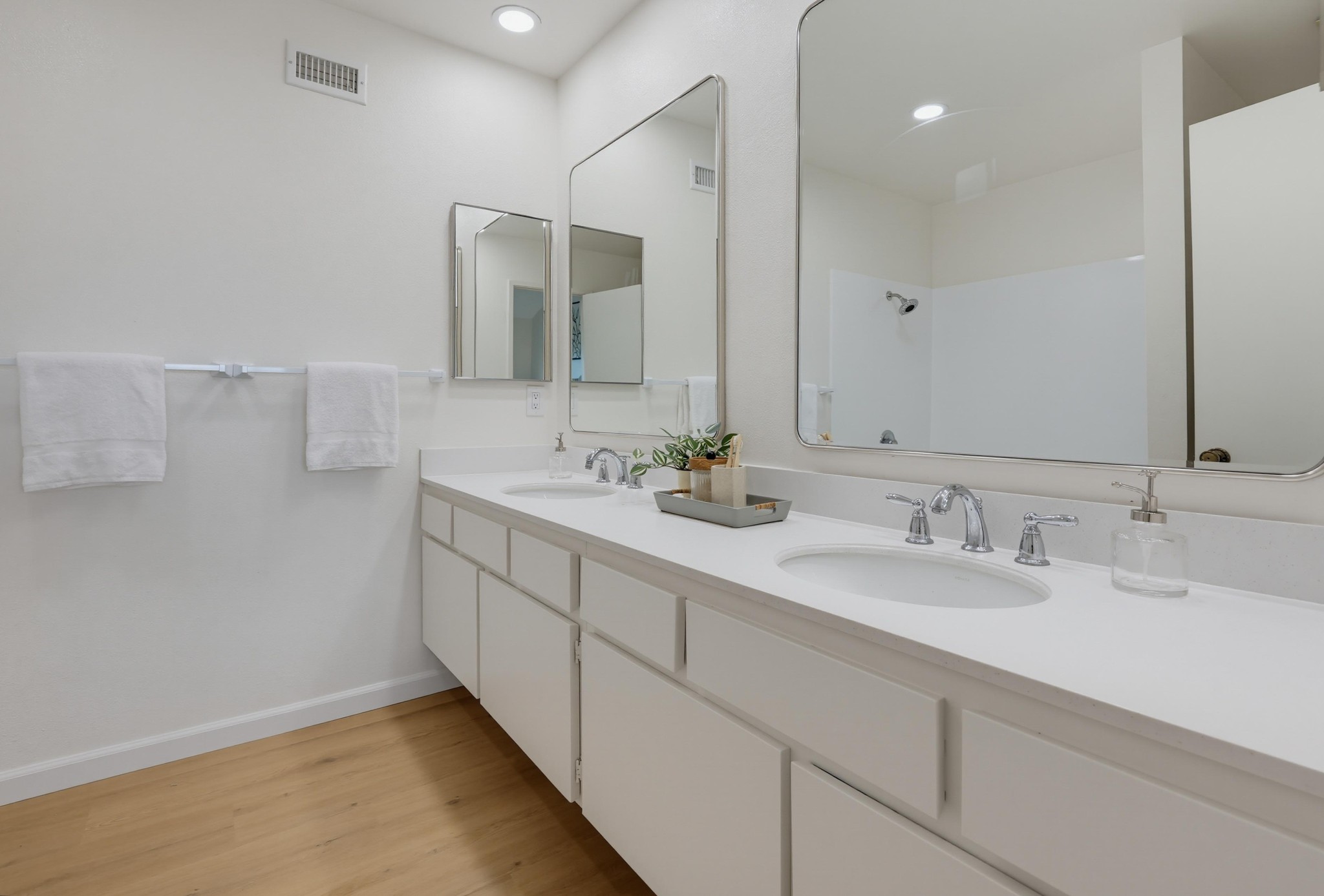 Virtual tour photo 46 of 77 for 356 S Travelodge Dr