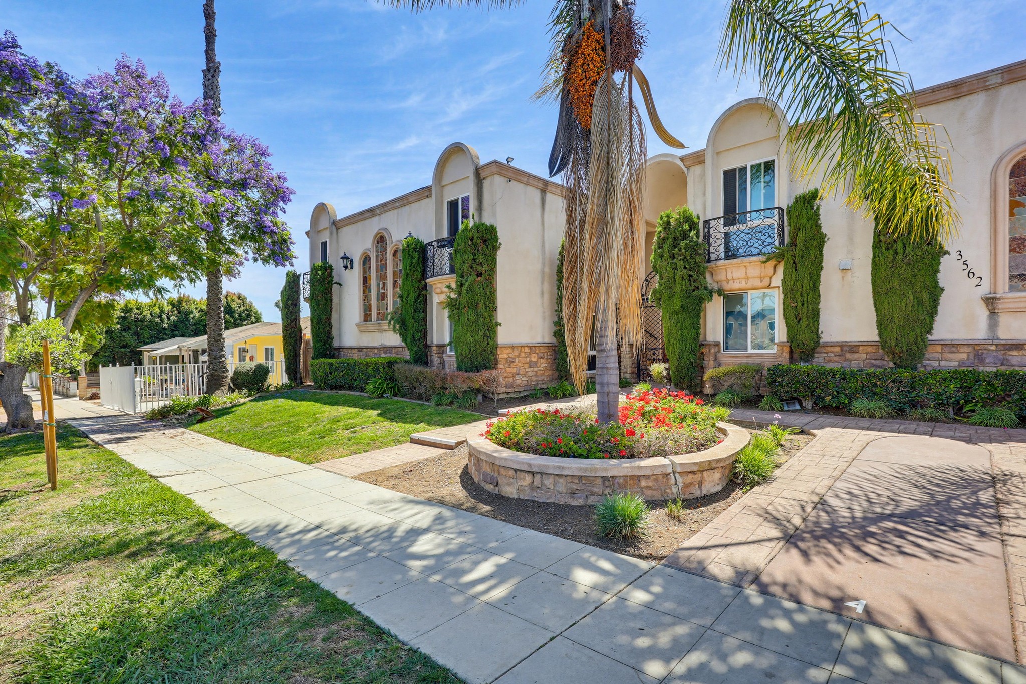 Virtual tour photo 3 of 33 for 3562 Marlborough Ave #04