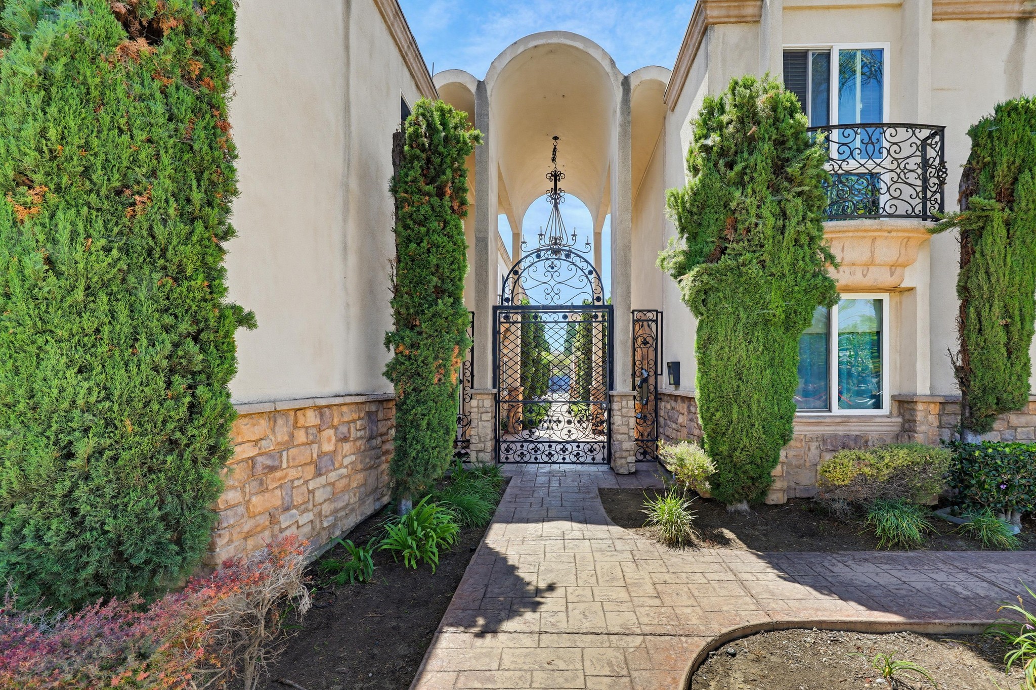 Virtual tour photo 4 of 33 for 3562 Marlborough Ave #04