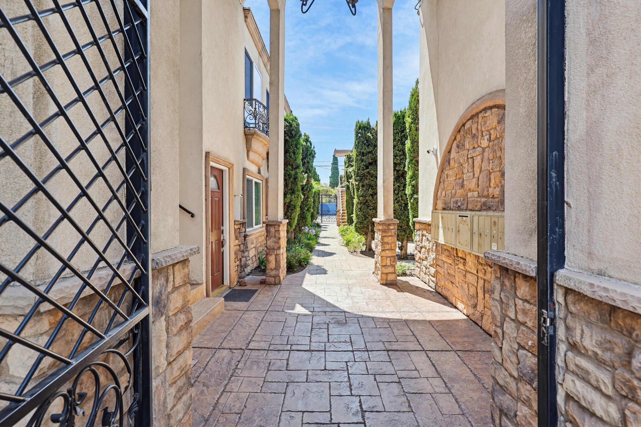 Virtual tour photo 5 of 33 for 3562 Marlborough Ave #04