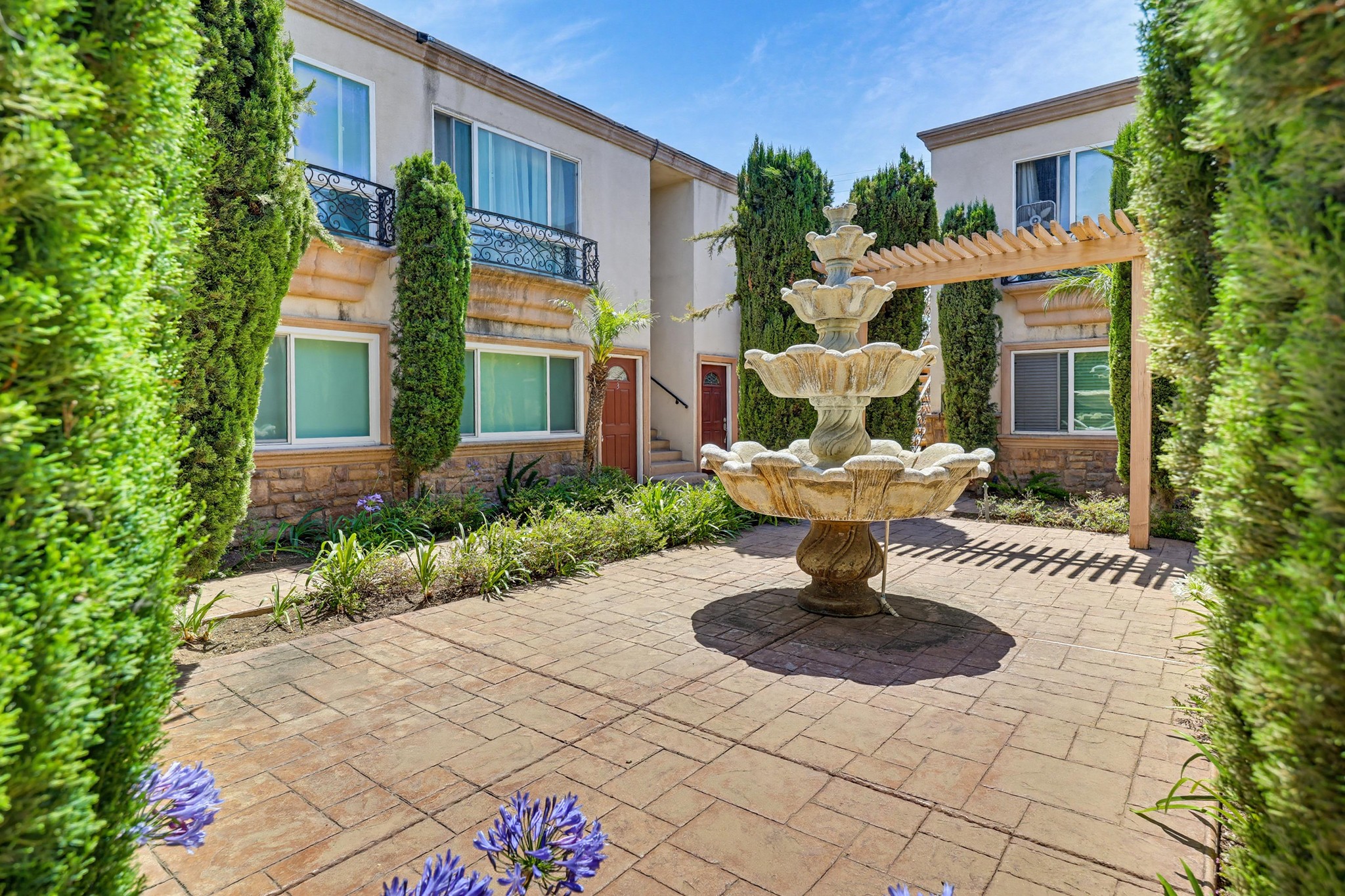 Virtual tour photo 7 of 33 for 3562 Marlborough Ave #04
