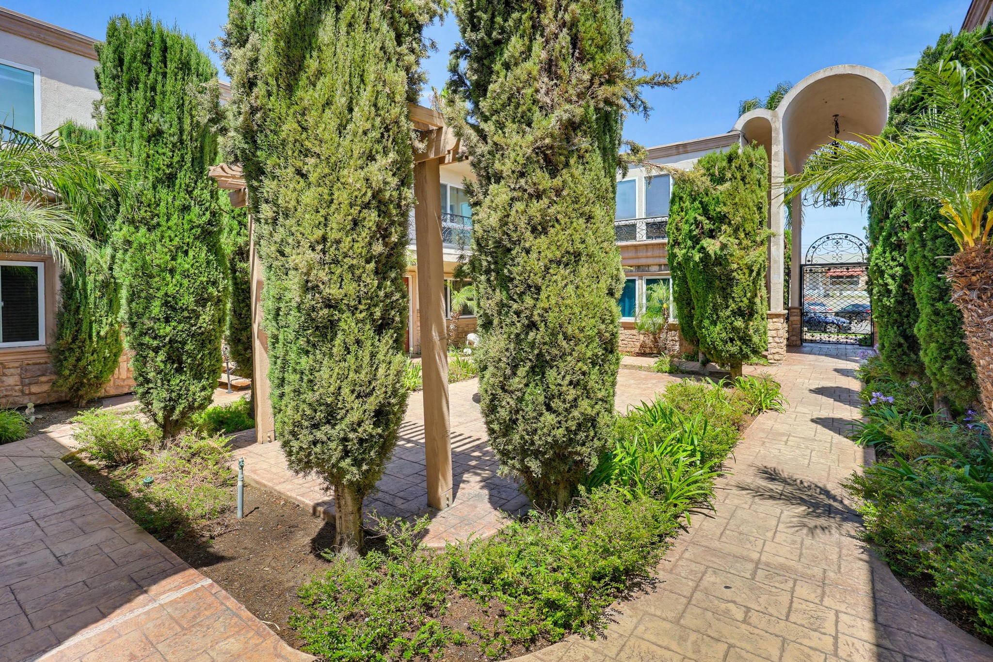 Virtual tour photo 8 of 33 for 3562 Marlborough Ave #04