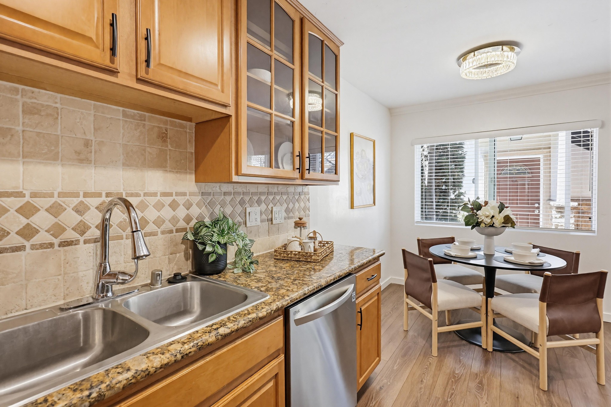 Virtual tour photo 17 of 33 for 3562 Marlborough Ave #04