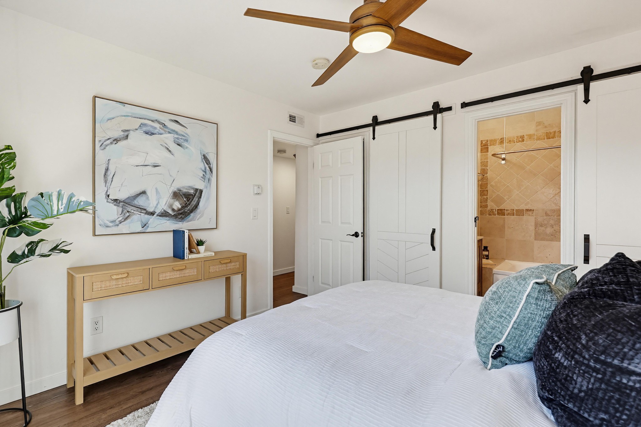 Virtual tour photo 29 of 33 for 3562 Marlborough Ave #04