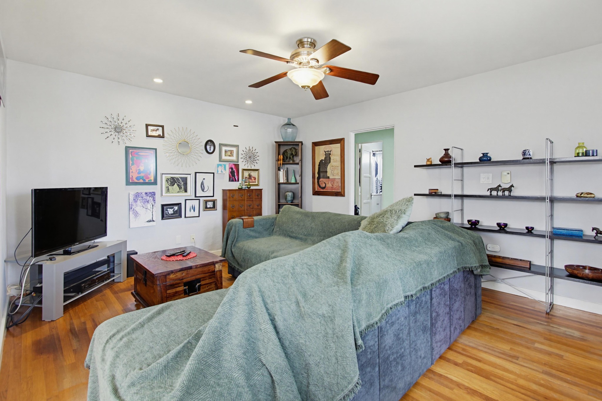 Virtual tour photo 11 of 53 for 3580 Redwood St
