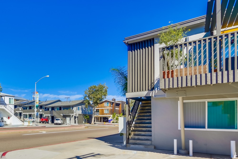 Virtual tour photo 5 of 38 for 3599 Mission Blvd #2