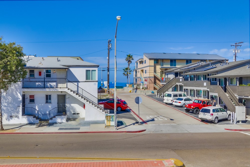 Virtual tour photo 8 of 38 for 3599 Mission Blvd #2