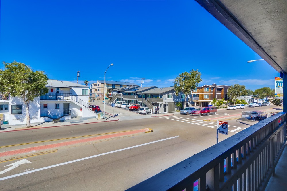 Virtual tour photo 10 of 38 for 3599 Mission Blvd #2