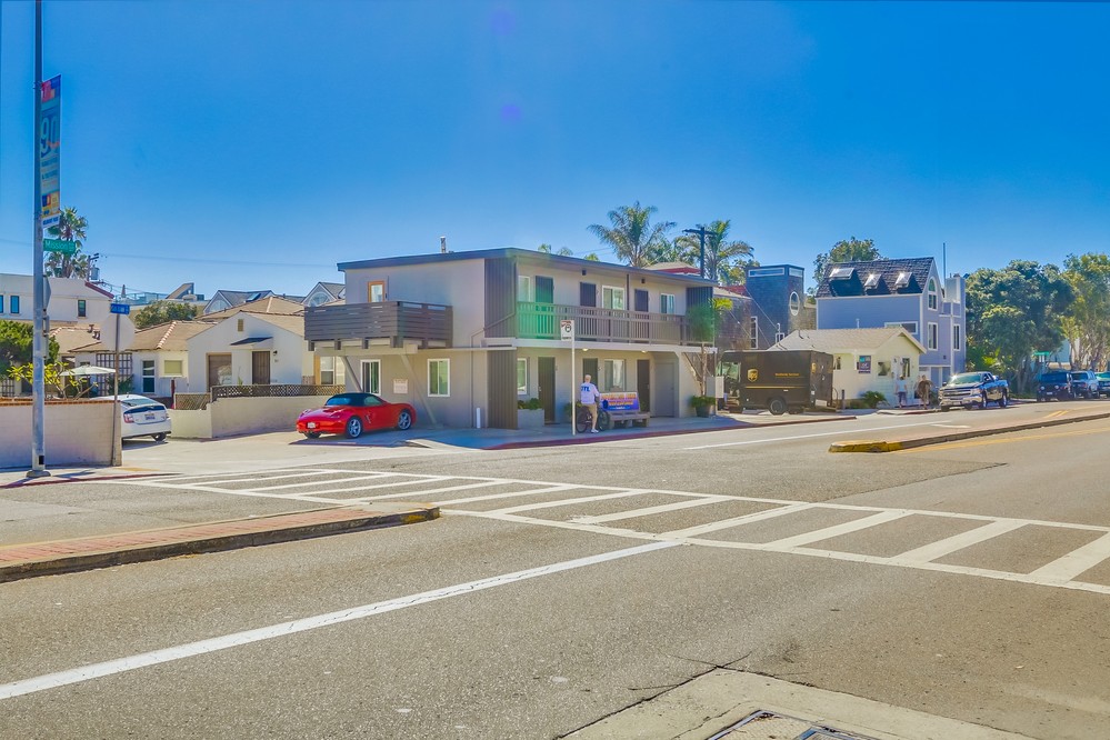 Virtual tour photo 31 of 38 for 3599 Mission Blvd #2