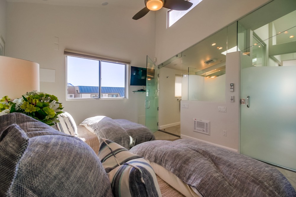 Virtual tour photo 35 of 49 for 3607 Ocean Front Walk