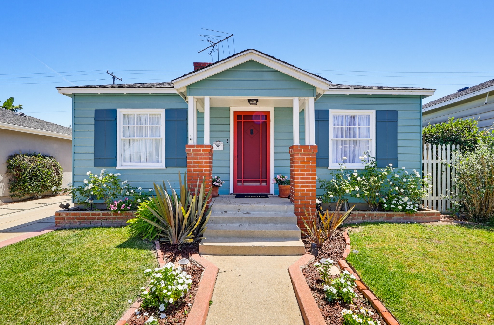 Virtual tour photo 6 of 66 for 3644 Roycroft Ave