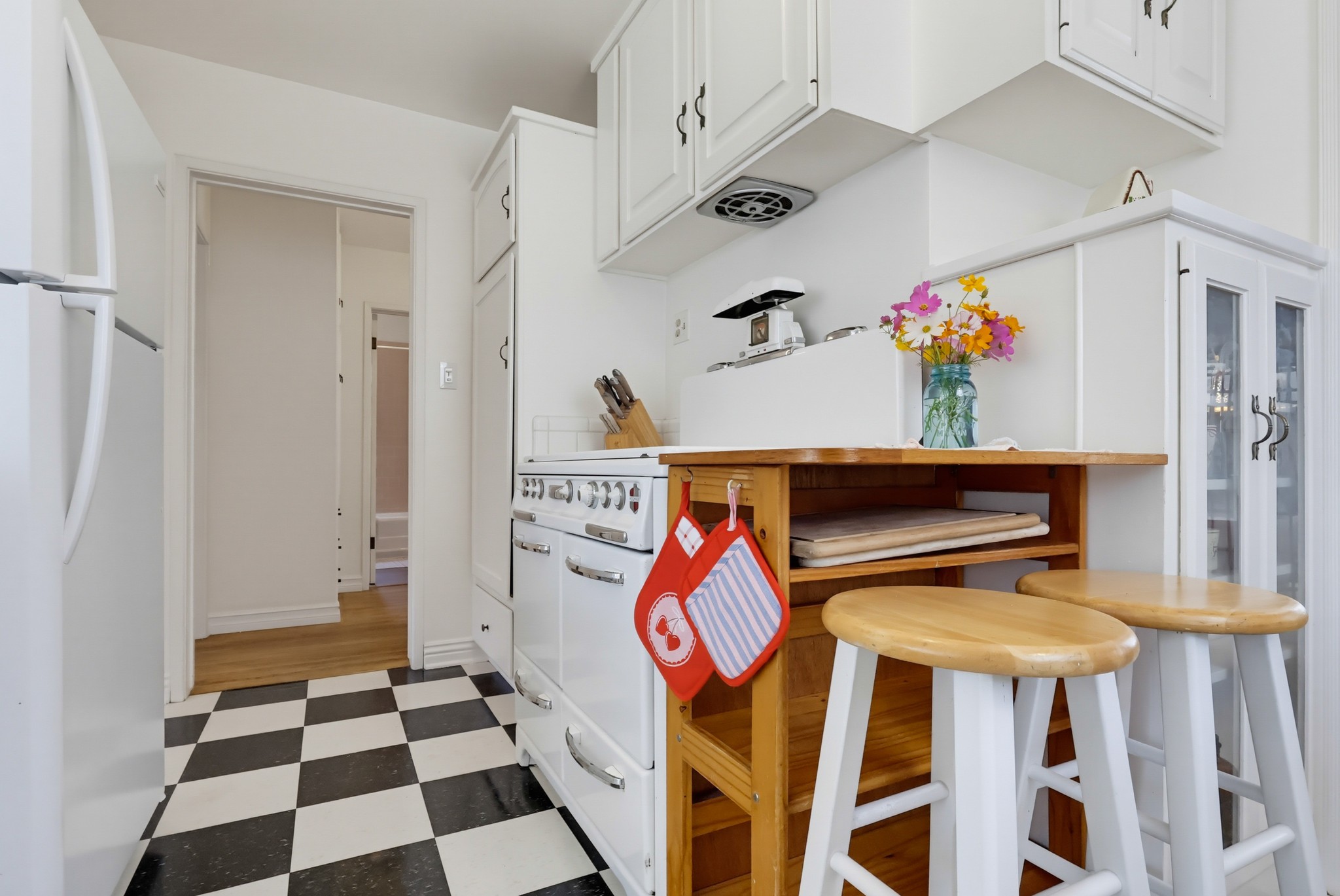 Virtual tour photo 19 of 66 for 3644 Roycroft Ave