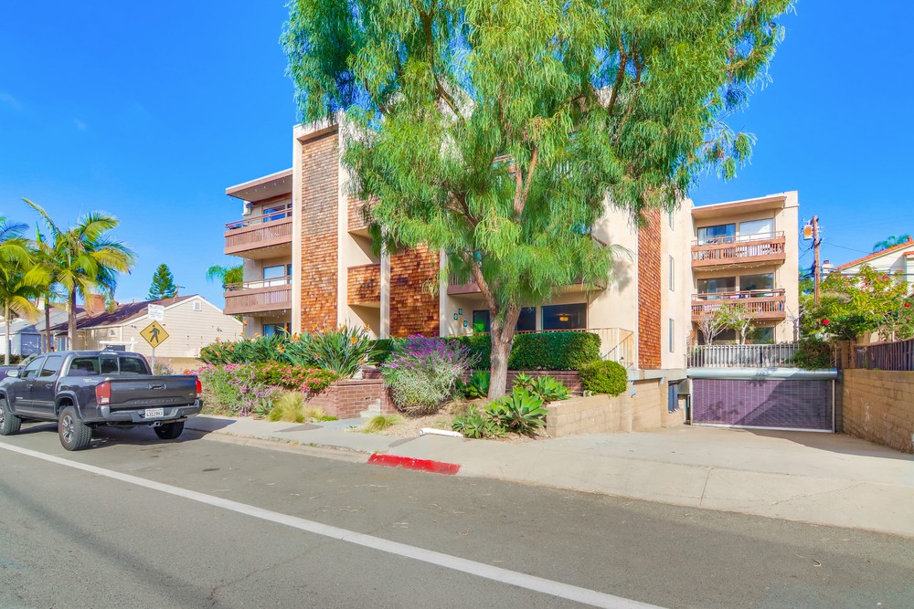 Virtual tour photo 4 of 41 for 3745 Riviera Dr APT 2