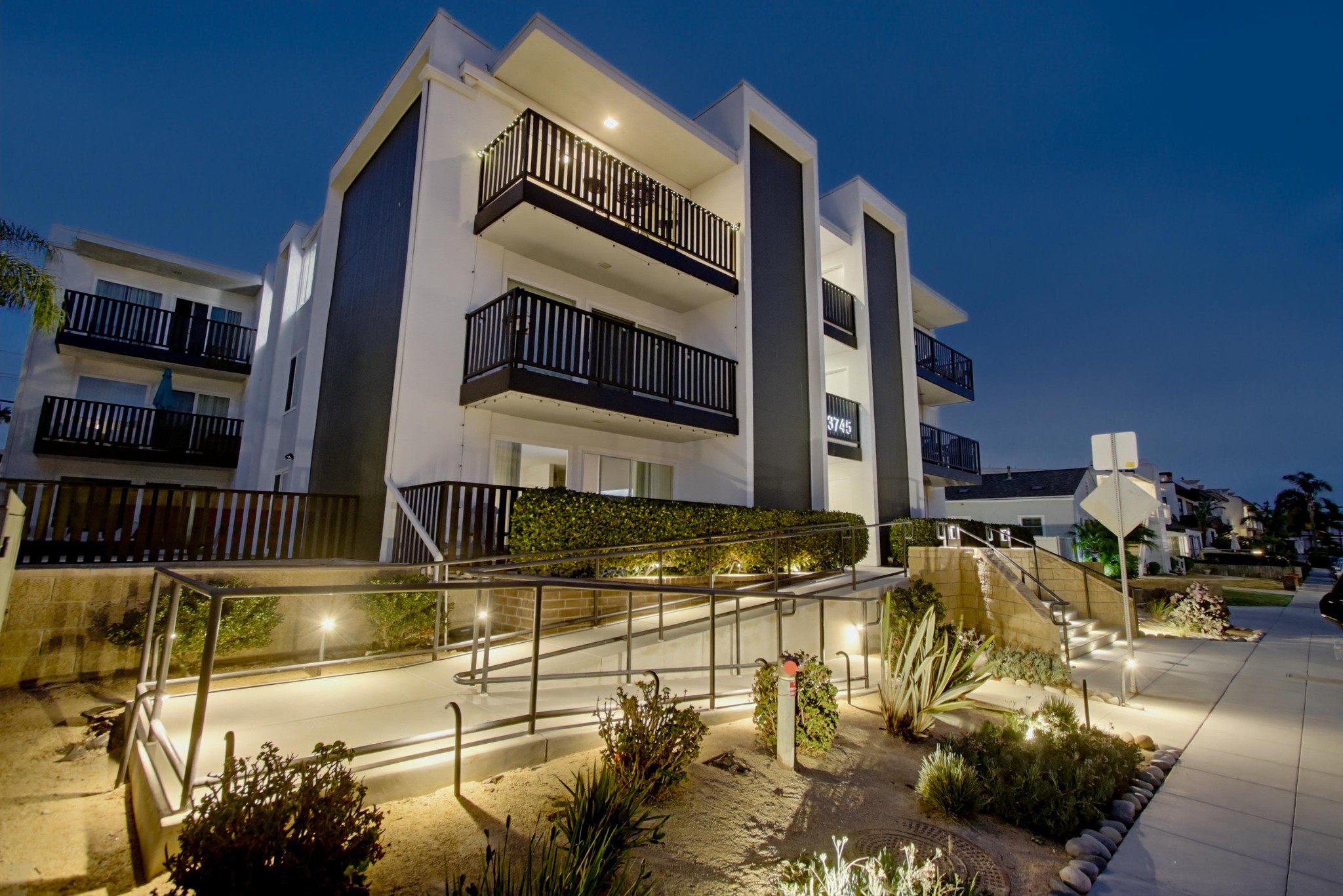 Virtual tour photo 4 of 85 for 3745 Riviera Dr Apt 9
