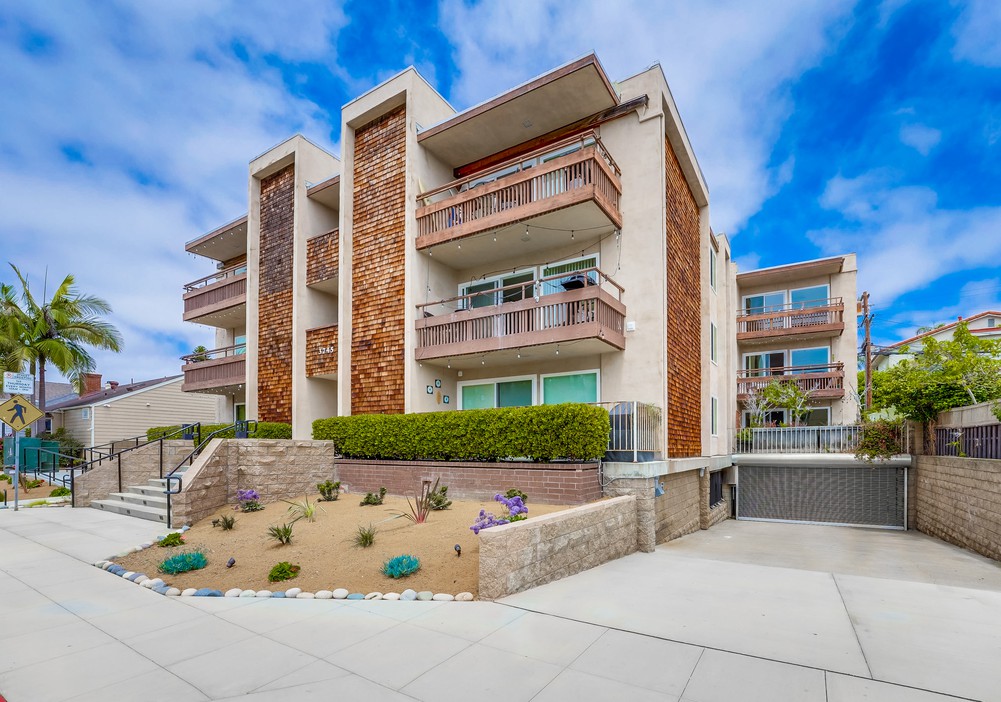 Virtual tour photo 4 of 39 for 3745 Riviera Dr