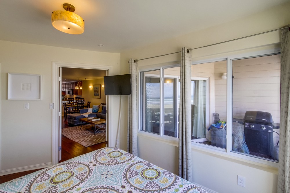 Virtual tour photo 17 of 28 for 3755 Ocean Front Walk #1