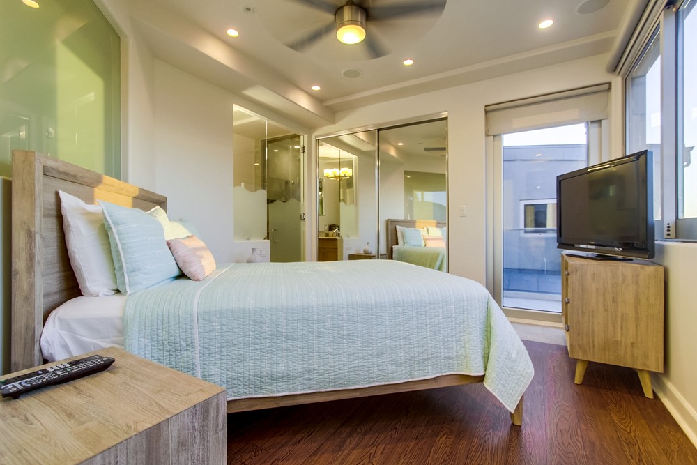 Virtual tour photo 36 of 48 for 3786 Strandway #2