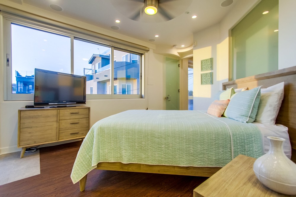 Virtual tour photo 38 of 48 for 3786 Strandway #2