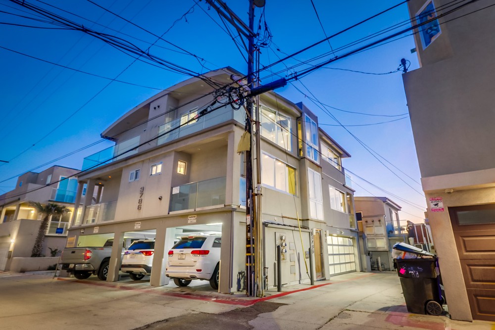 Virtual tour photo 3 of 81 for 3786 Strandway #2