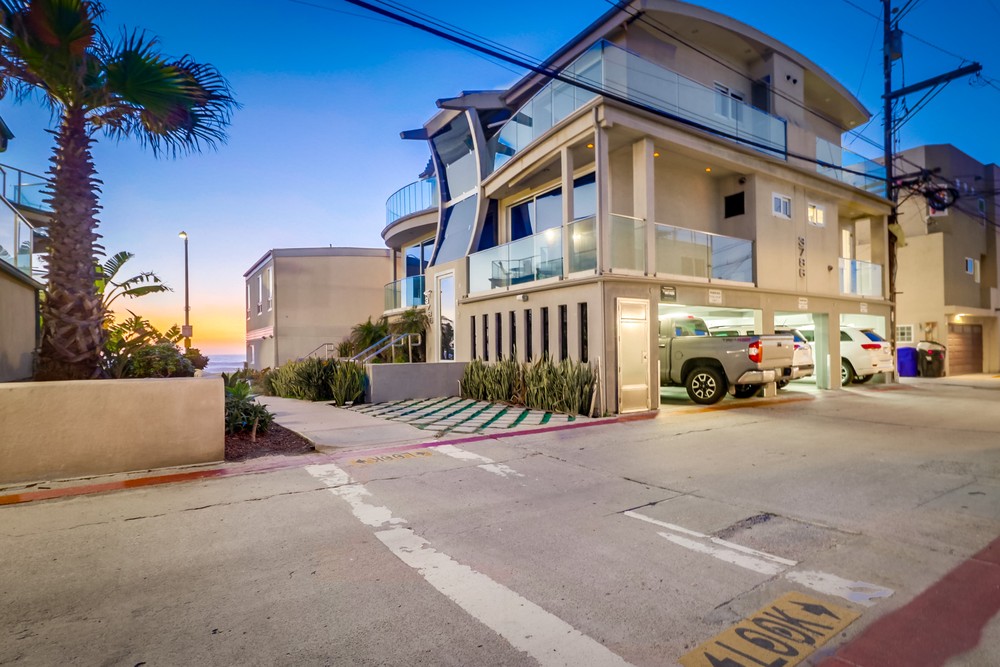 Virtual tour photo 5 of 81 for 3786 Strandway #2