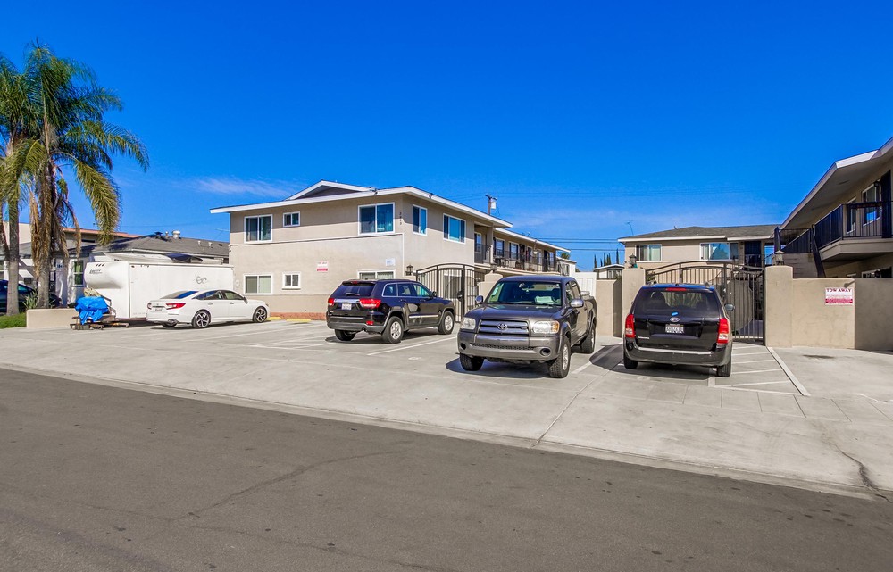 Virtual tour photo 1 of 32 for 3827 Wilson Ave Unit #3843-8