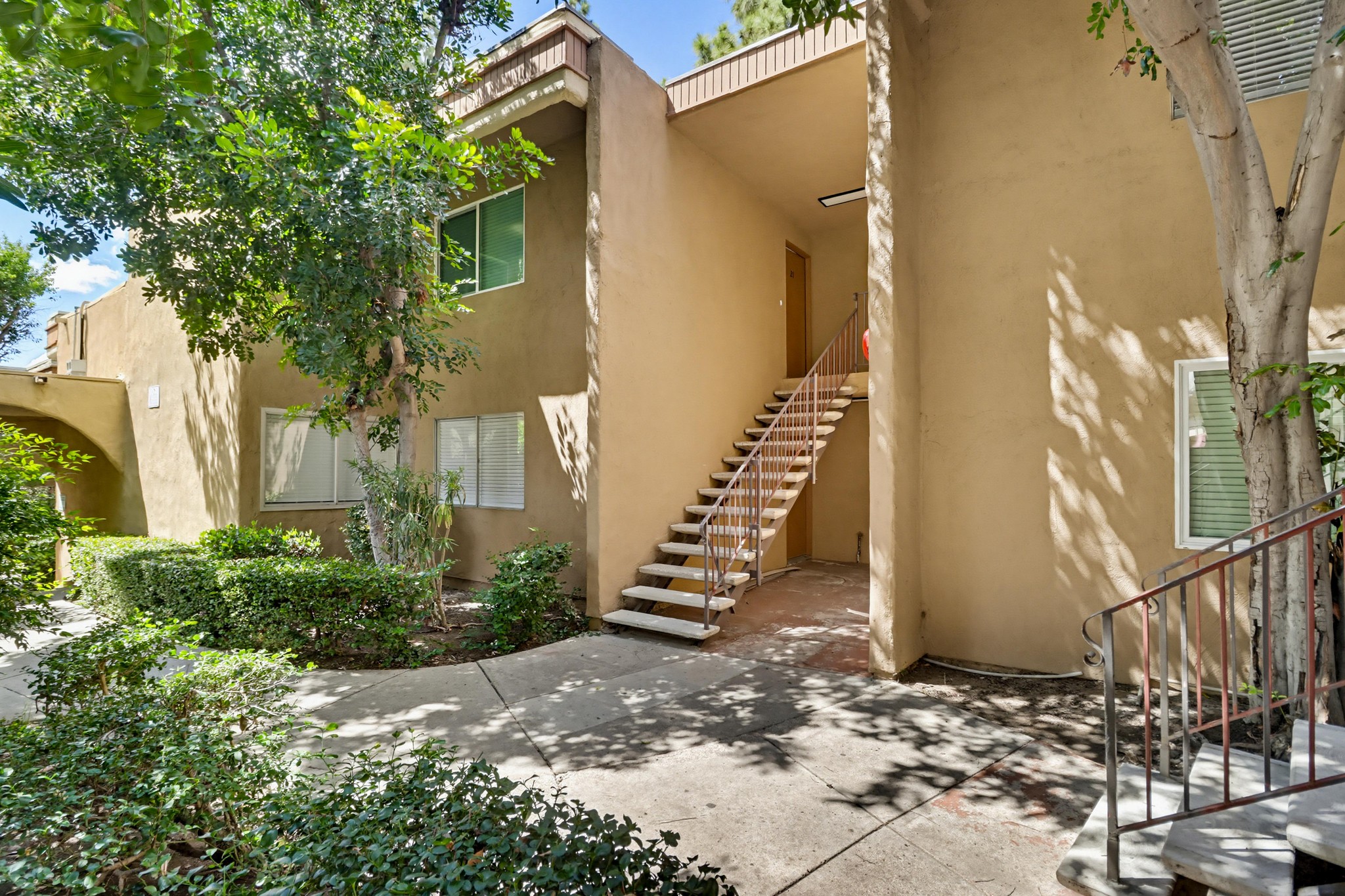 Virtual tour photo 5 of 34 for 3860 Helix St