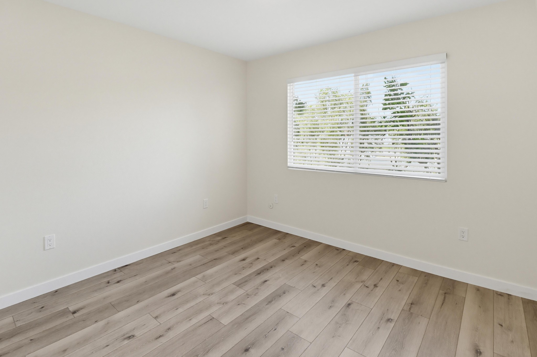 Virtual tour photo 16 of 34 for 3860 Helix St