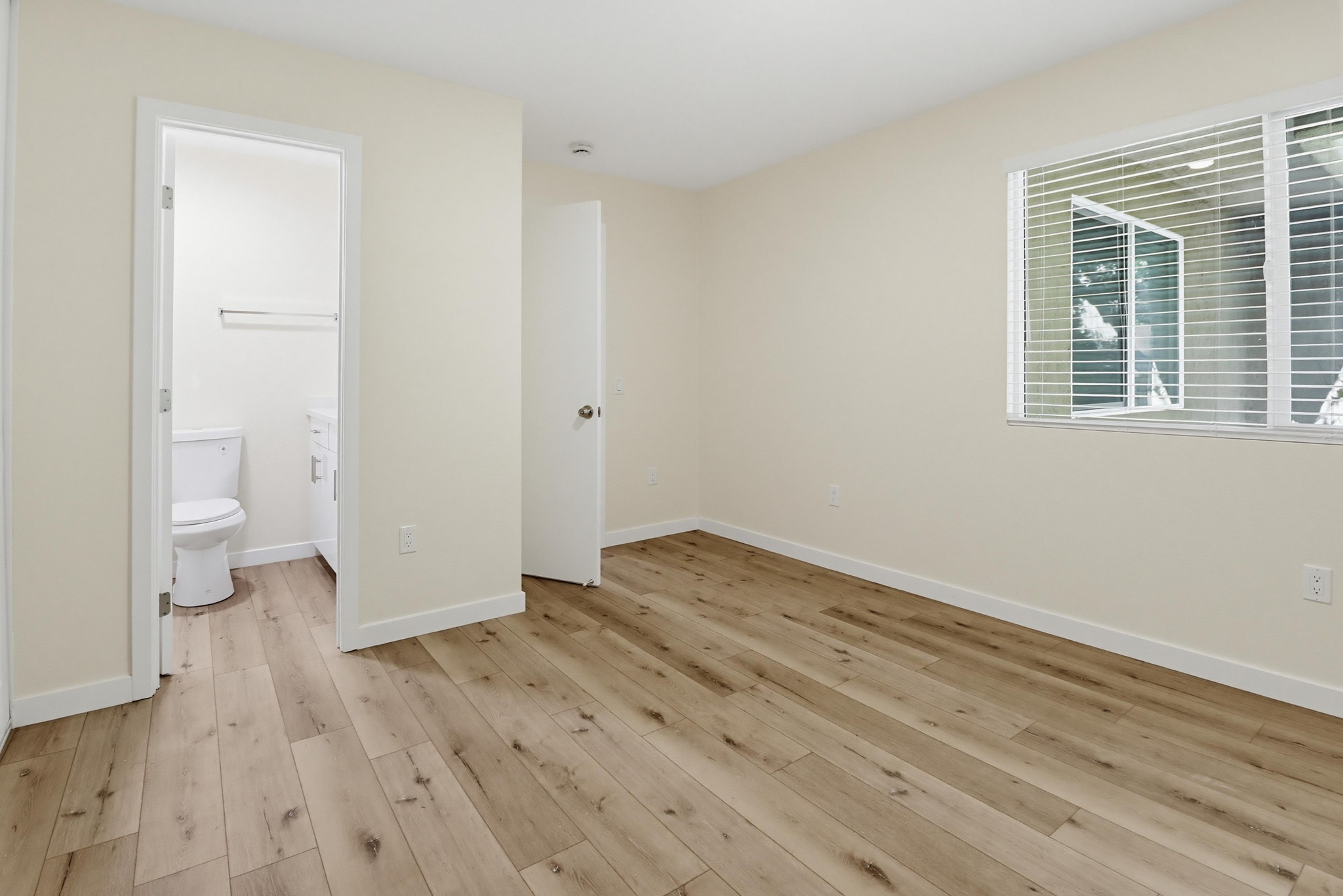 Virtual tour photo 25 of 34 for 3860 Helix St