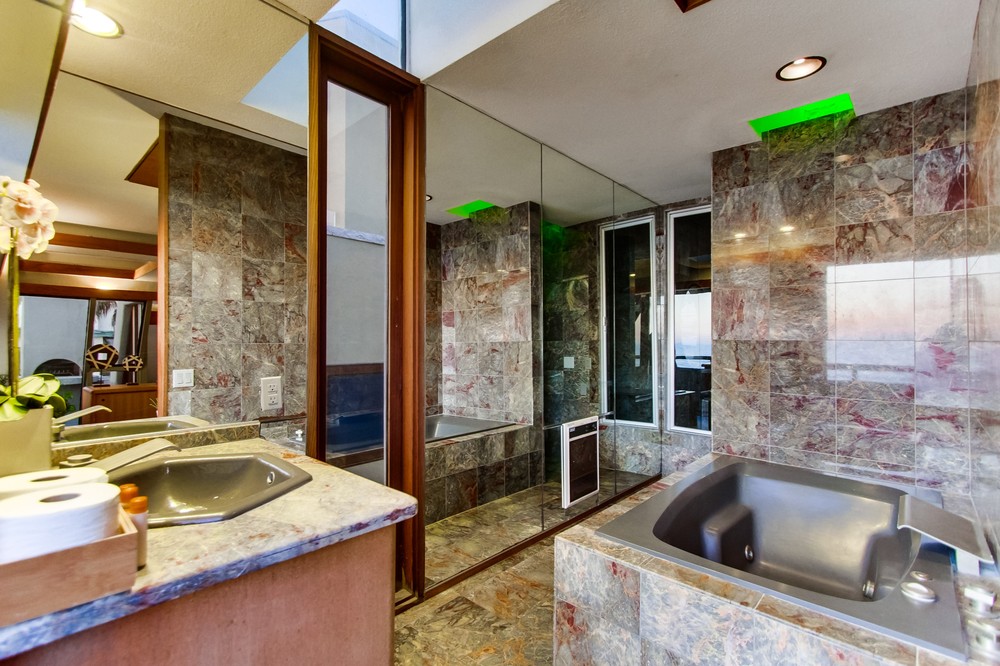 Virtual tour photo 28 of 36 for 3917 Ocean Front Walk