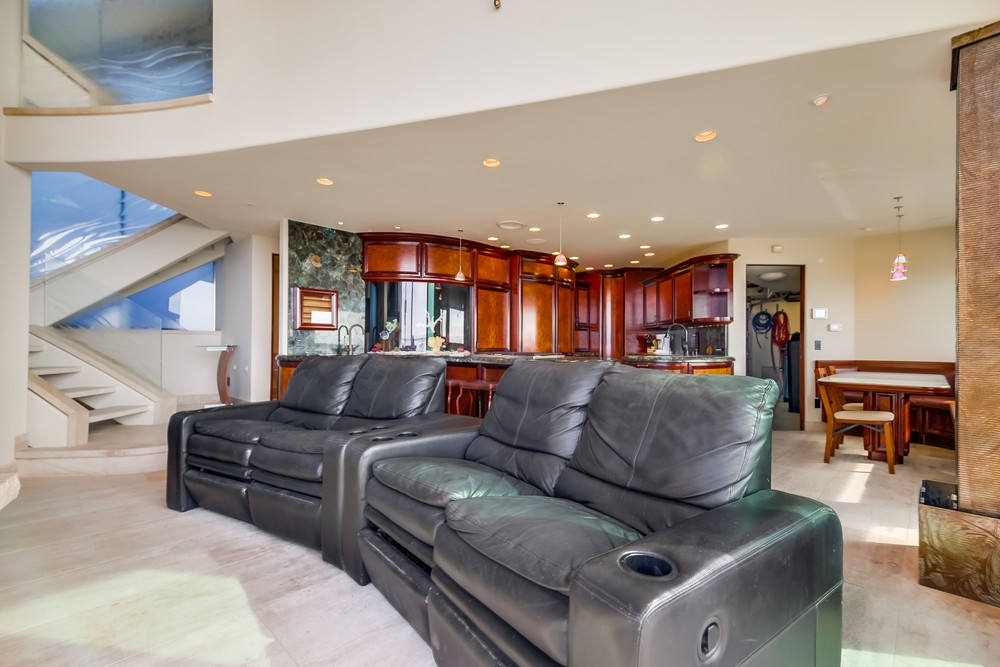 Virtual tour photo 13 of 61 for 3921 Ocean Front Walk