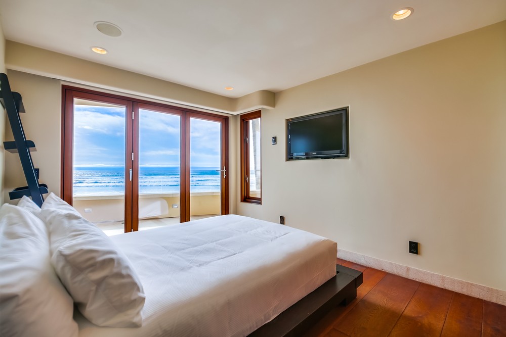 Virtual tour photo 31 of 61 for 3921 Ocean Front Walk