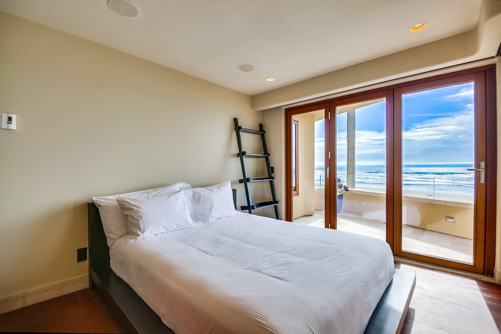 Virtual tour photo 32 of 61 for 3921 Ocean Front Walk