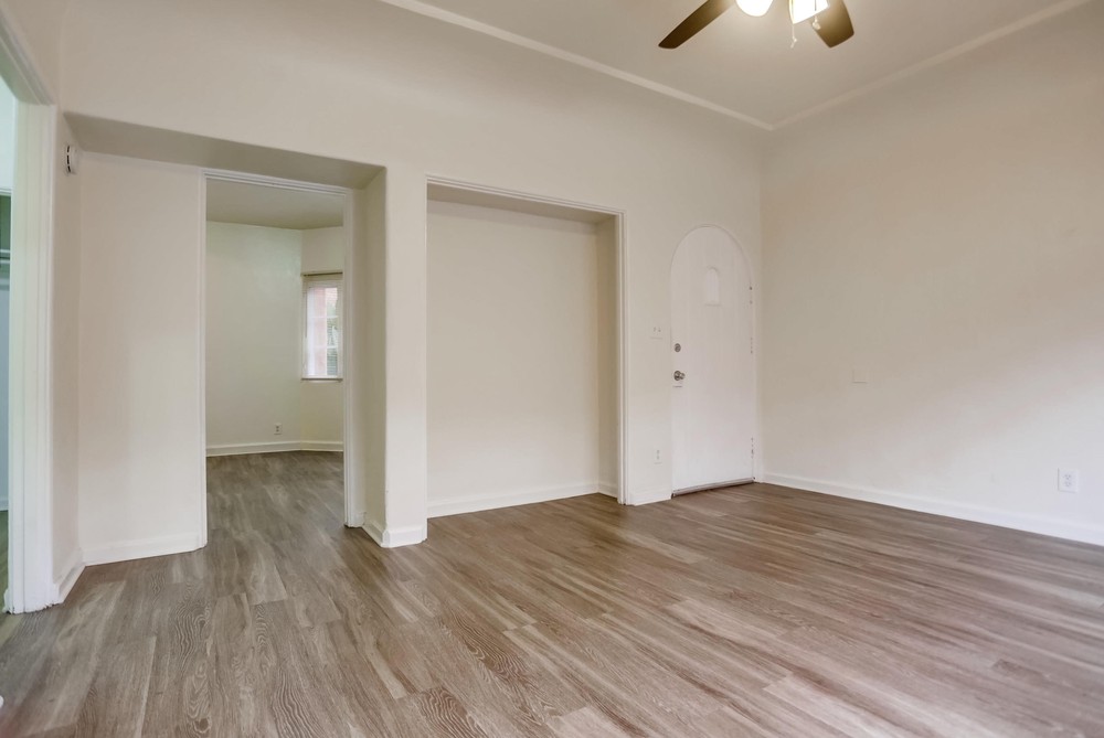 Virtual tour photo 9 of 22 for 3953 Centre St #14