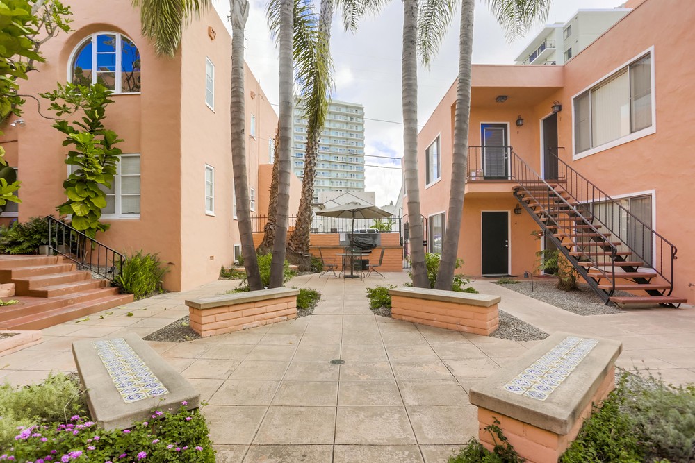 Virtual tour photo 21 of 22 for 3953 Centre St #14