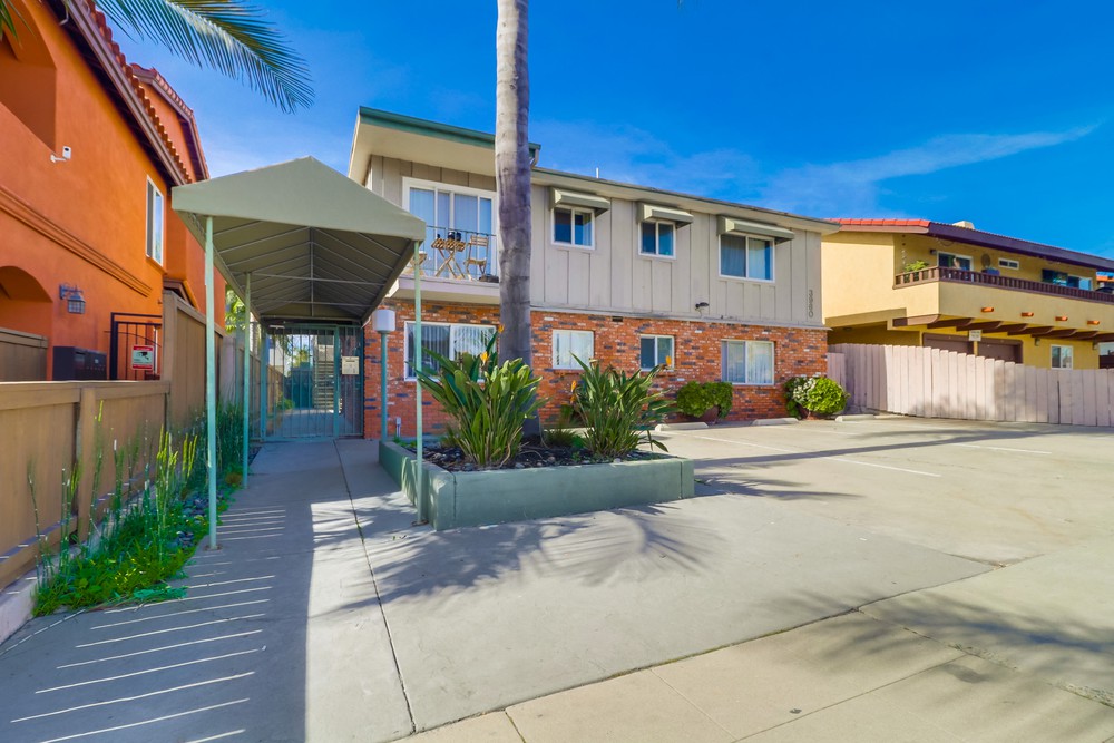 Virtual tour photo 1 of 27 for 3960 Arizona St APT 6