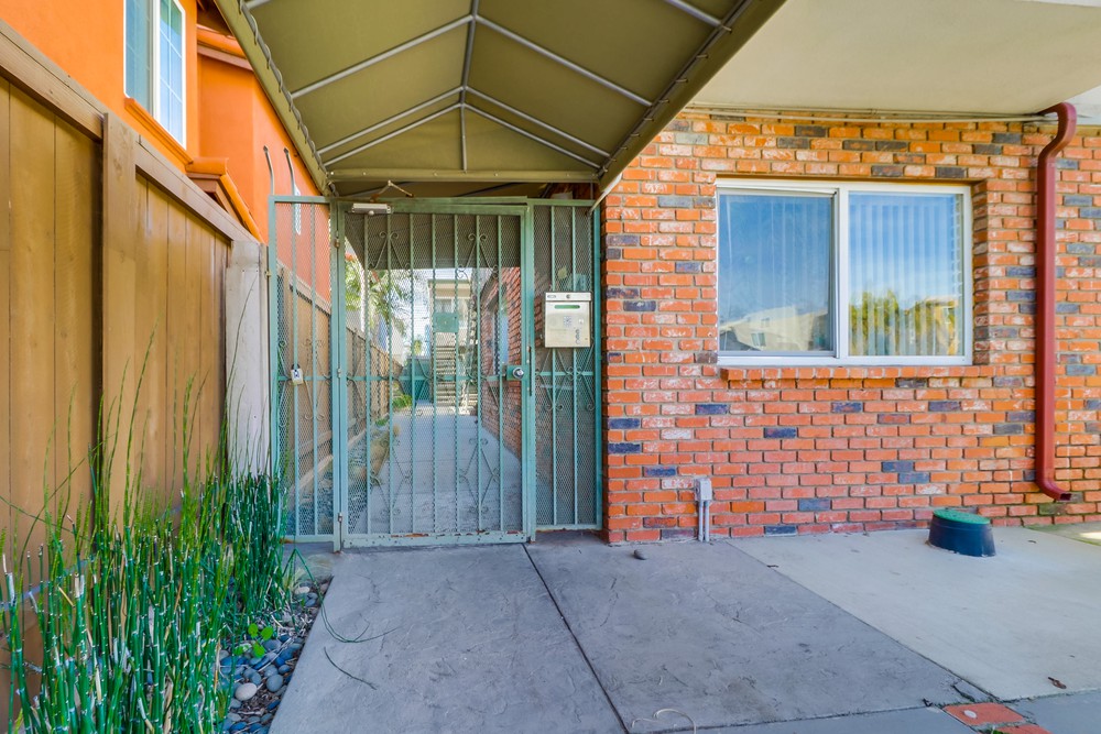 Virtual tour photo 6 of 27 for 3960 Arizona St APT 6