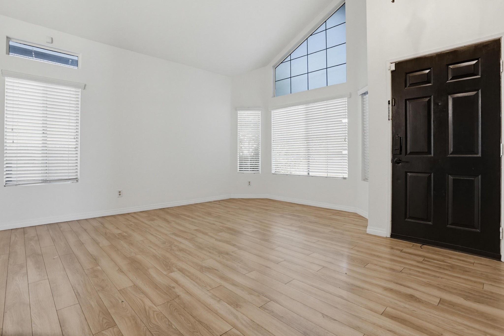 Virtual tour photo 9 of 38 for 39991 Falcon Way