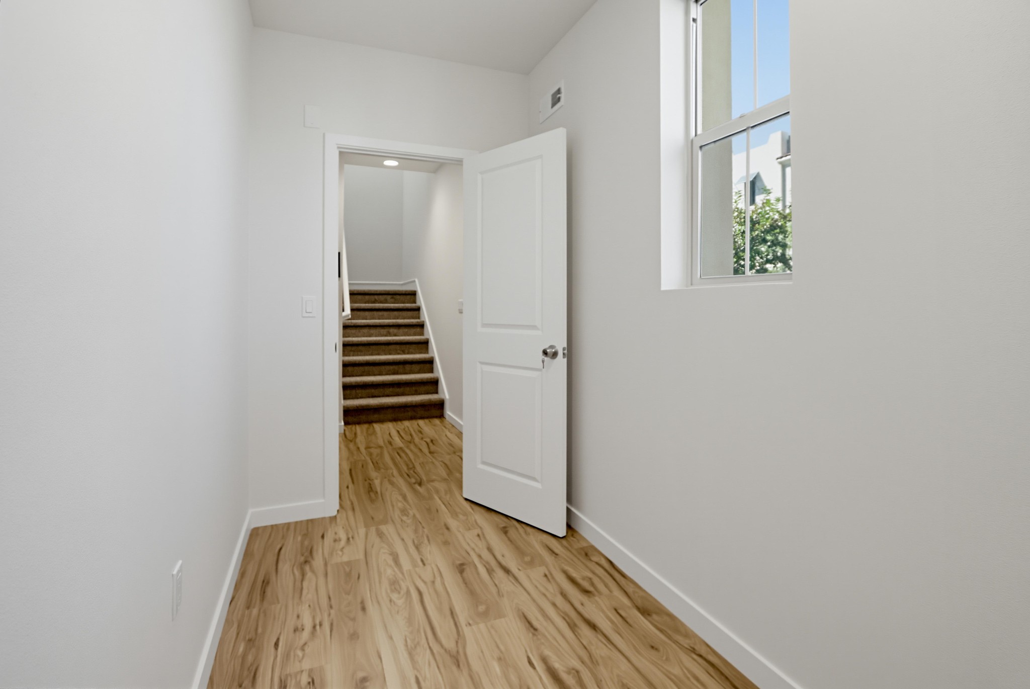 Virtual tour photo 7 of 47 for 401 Lake Shore Wy