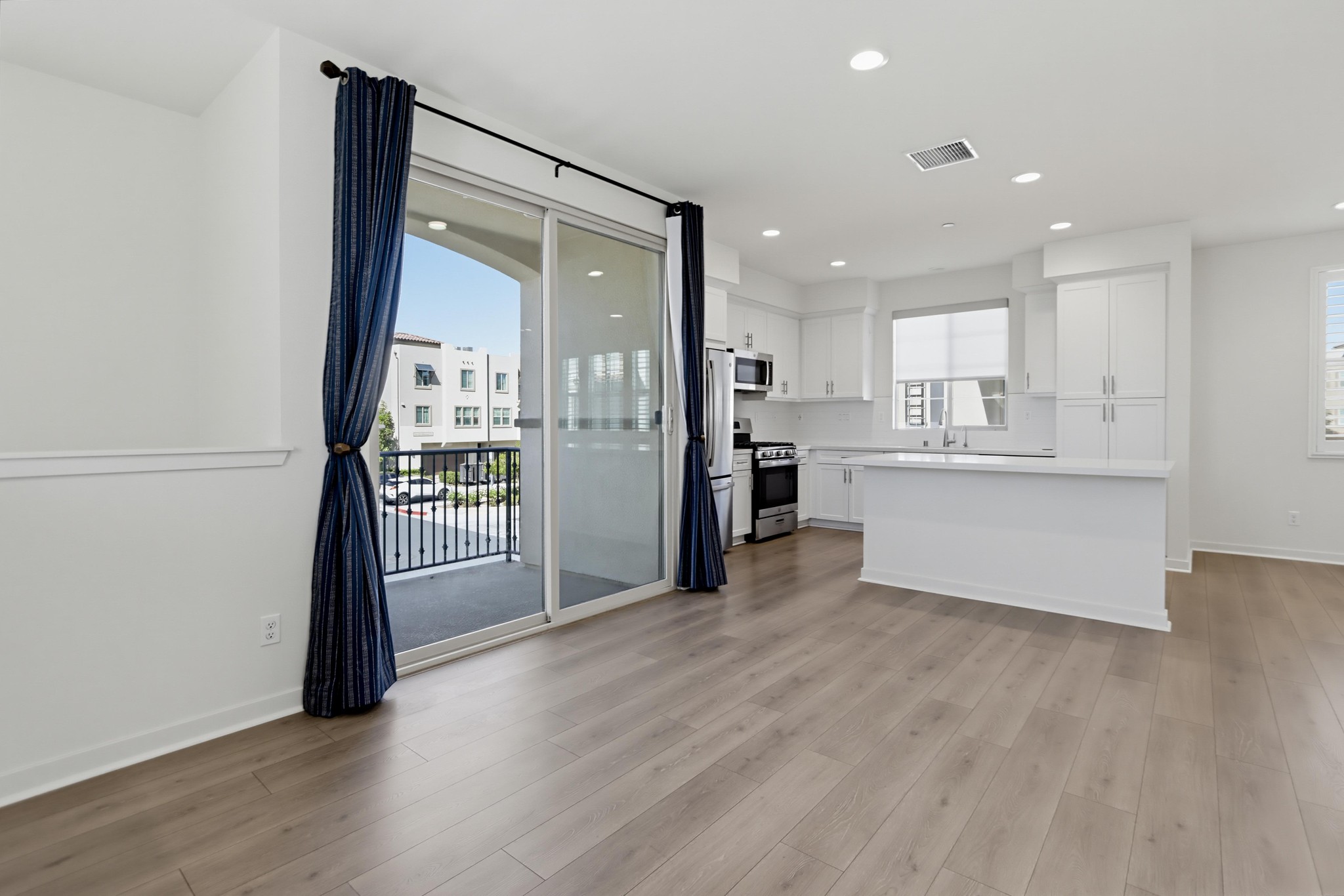 Virtual tour photo 9 of 47 for 401 Lake Shore Wy